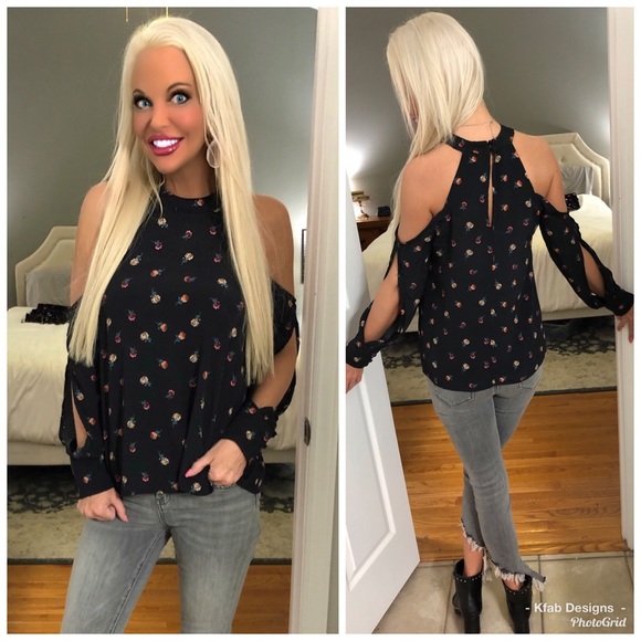 Tops - ❤️SALE!!  Black Floral Puffy Sleeve Top!